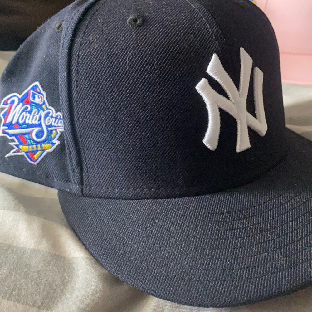 1999 WS NAVY BLUE YANKEES HAT (RED UV)